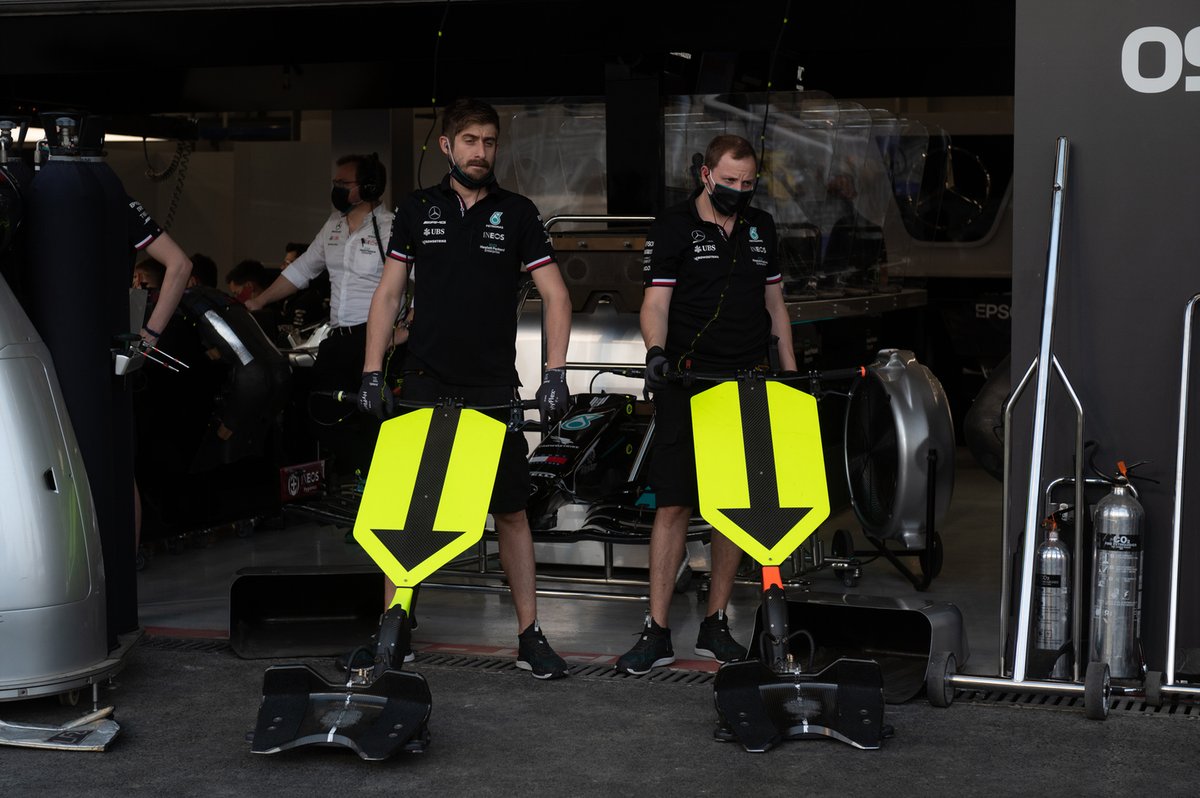 Mecánica de Mercedes con gato delantero