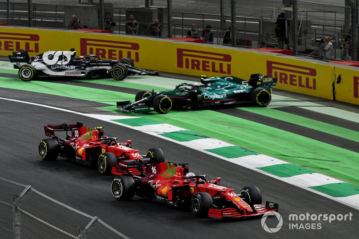 Charles Leclerc, Ferrari SF21, in battaglia con Carlos Sainz Jr., Ferrari SF21