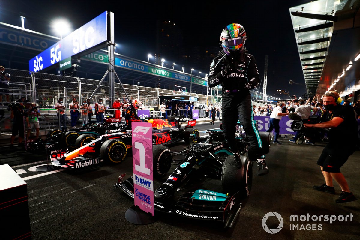 Lewis Hamilton, Mercedes, 1ª posición, celebra su llegada al Parc Ferme