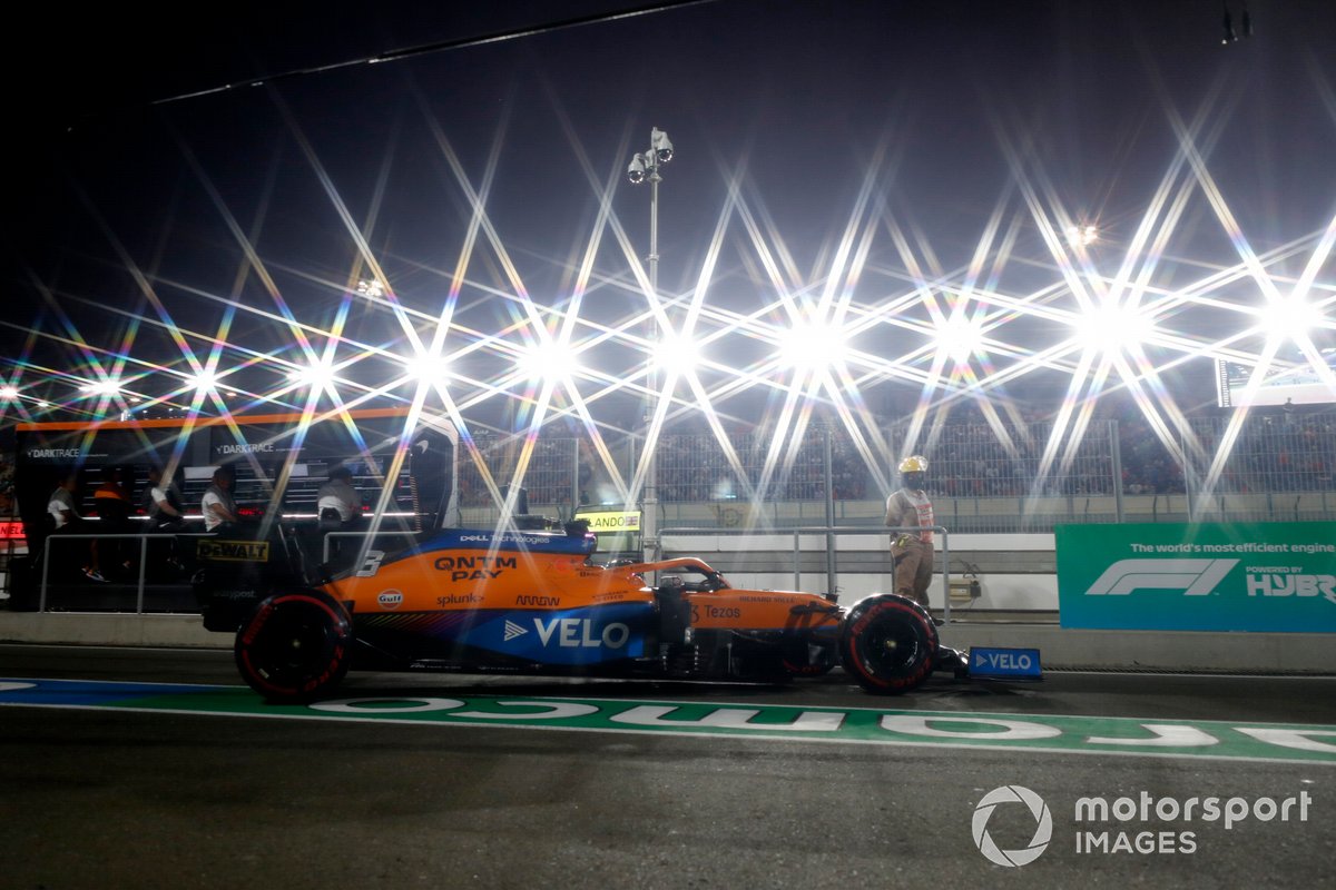Daniel Ricciardo, McLaren MCL35M, sale del garaje