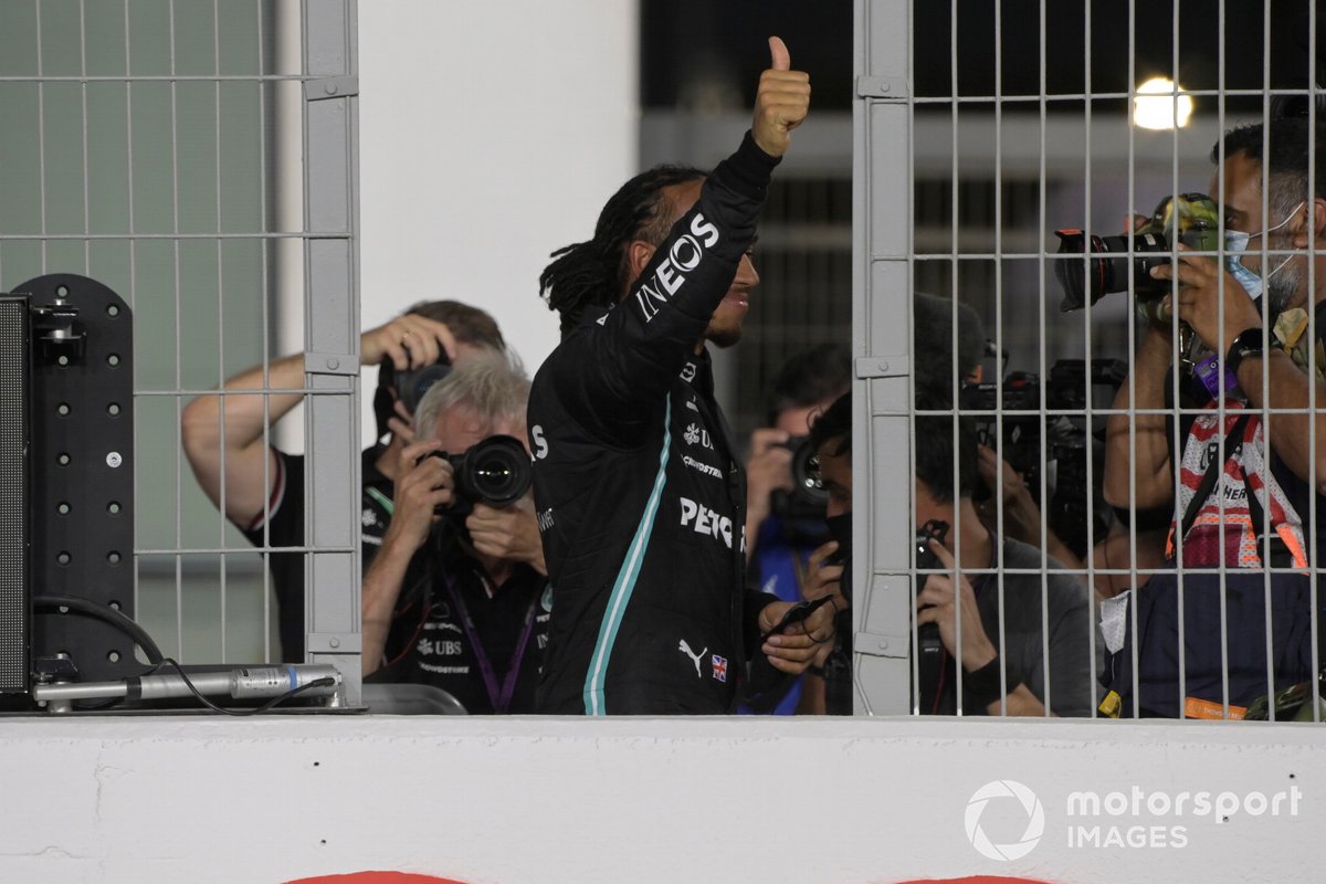 Ganador de la pole position Lewis Hamilton, Mercedes, celebra