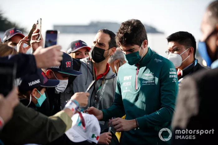 Lance Stroll, Aston Martin firma autógrafos para los fans
