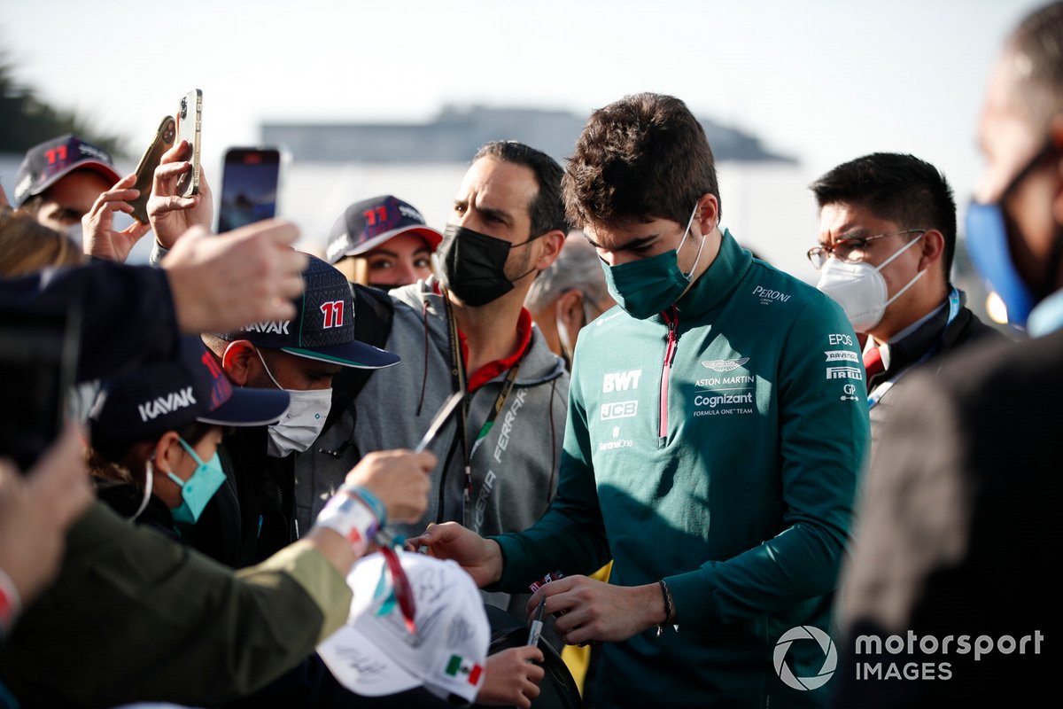 Lance Stroll, Aston Martin firma autógrafos para los fans