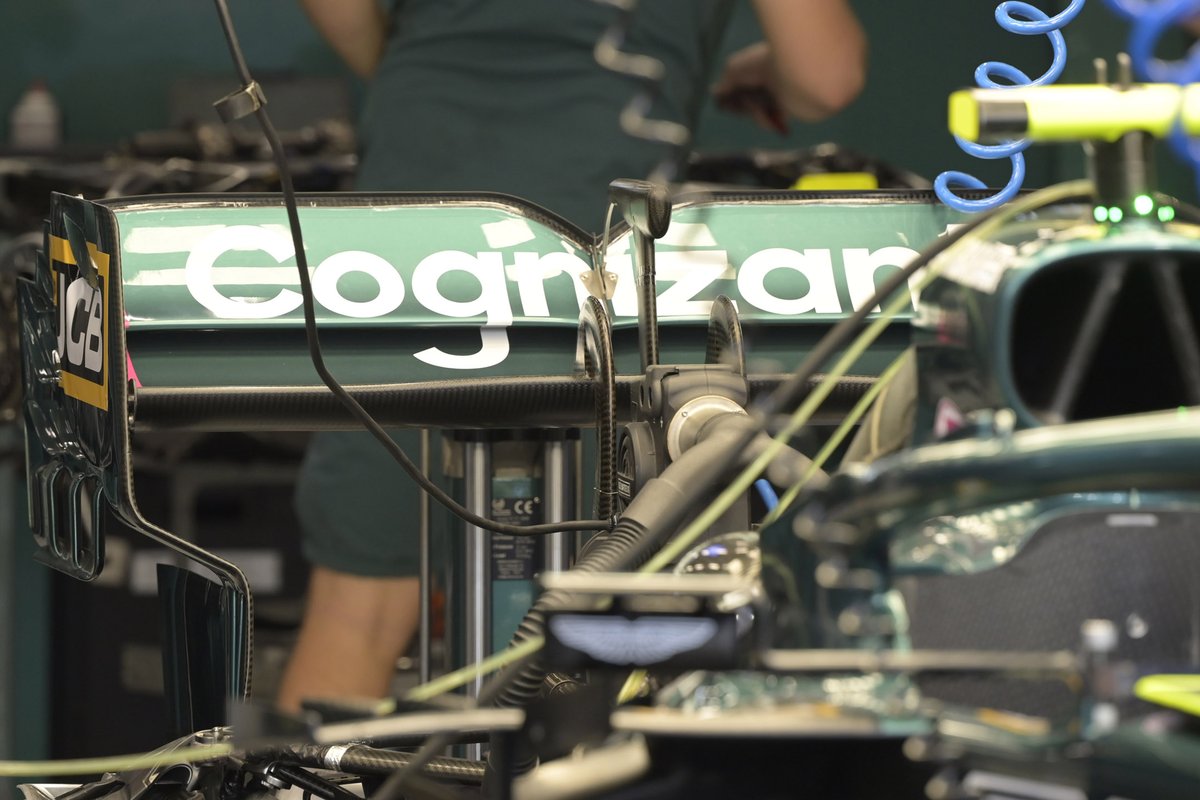 Detalle del alerón trasero del Aston Martin AMR21
