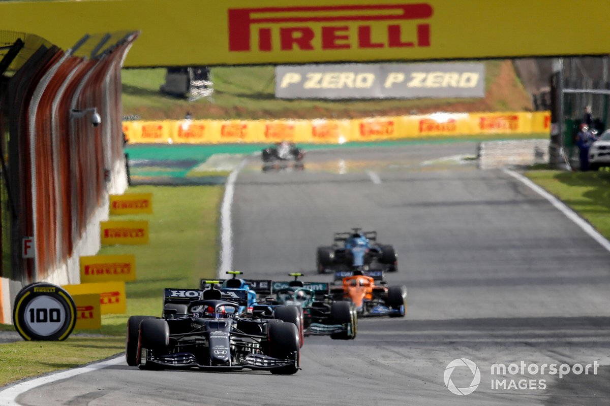 Pierre Gasly, AlphaTauri AT02, Esteban Ocon, Alpine A521, e Sebastian Vettel, Aston Martin AMR21