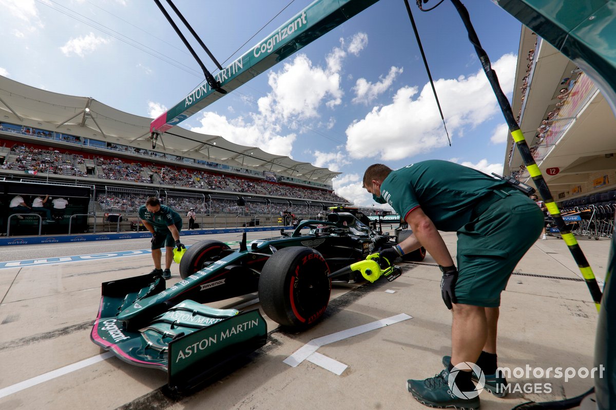Sebastian Vettel, Aston Martin AMR21, in pit lane