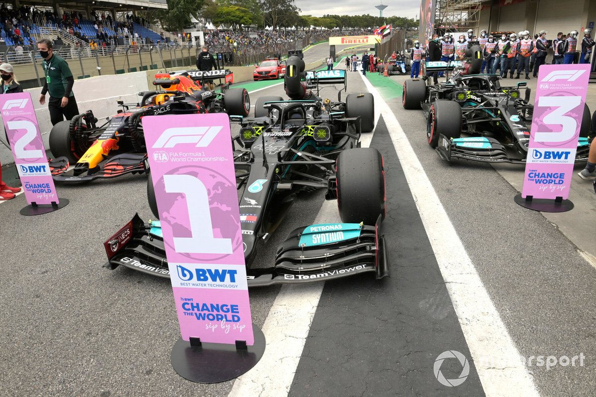 Los coches del Top3, ganador de la pole Lewis Hamilton, Mercedes W12, tercero Valtteri Bottas, Mercedes W12, y segundo Max Verstappen, Red Bull Racing RB16B, en Parc Ferme tras la clasificación