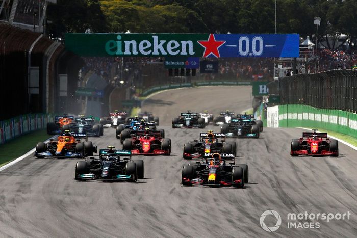 Max Verstappen, Red Bull Racing RB16B, Valtteri Bottas, Mercedes W12, Sergio Pérez, Red Bull Racing RB16B, Charles Leclerc, Ferrari SF21, Carlos Sainz Jr., Ferrari SF21, y el resto del pelotón en la salida