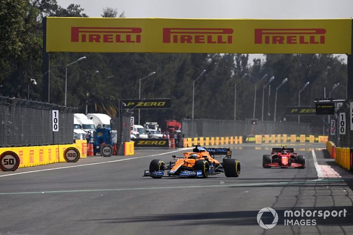 Daniel Ricciardo, McLaren MCL35M, Carlos Sainz Jr., Ferrari SF21