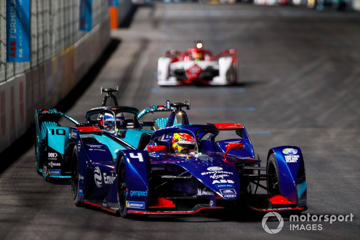 Robin Frijns, Envision Virgin Racing, Audi e-tron FE07, por delante de Sam Bird, Panasonic Jaguar Racing, Jaguar I-Type 5