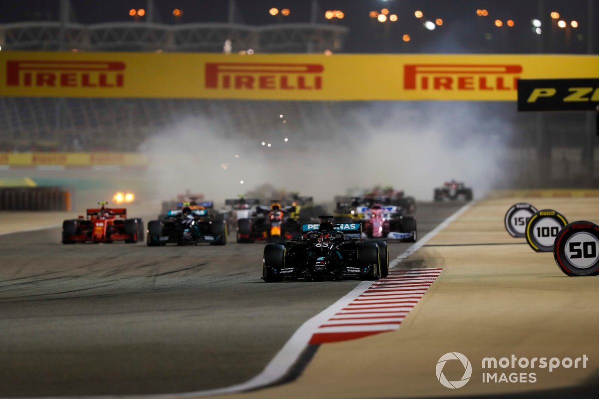 George Russell, Mercedes F1 W11, Sergio Pérez, Racing Point RP20, Max Verstappen, Red Bull Racing RB16, Valtteri Bottas, Mercedes F1 W11, Charles Leclerc, Ferrari SF1000, al inicio