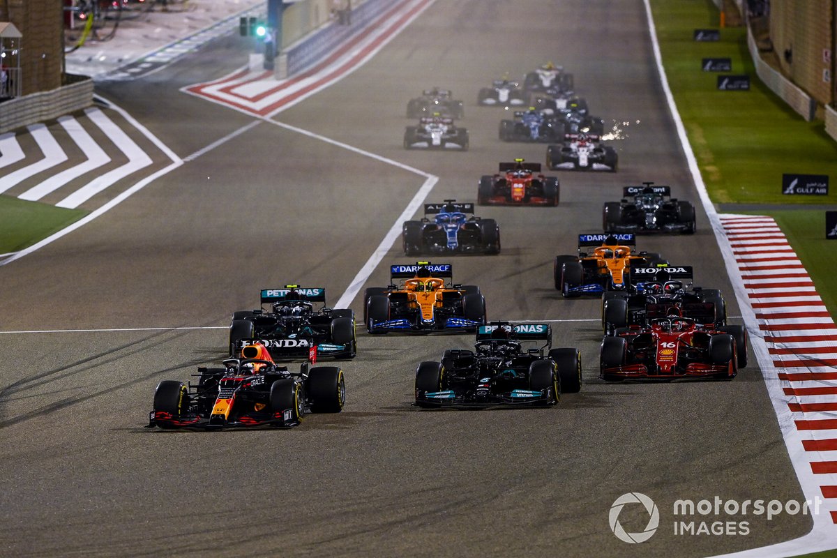 Max Verstappen, Red Bull Racing RB16B, Lewis Hamilton, Mercedes W12, Charles Leclerc, Ferrari SF21, Valtteri Bottas, Mercedes W12, Lando Norris, McLaren MCL35M e il resto delle auto alla partenza