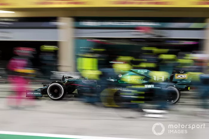 Lance Stroll, Aston Martin AMR21, en pits