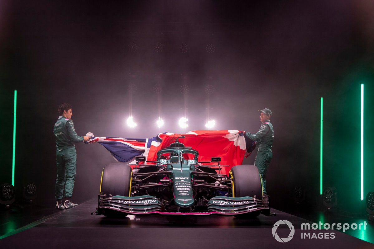 Lance Stroll, Aston Martin, y Sebastian Vettel, Aston Martin, presentan el Aston Martin AMR21