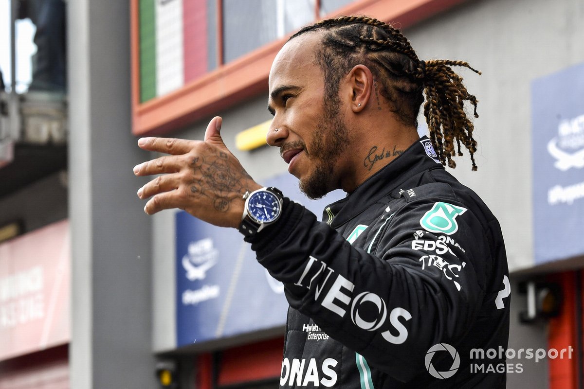 Ganador de la pole Lewis Hamilton, Mercedes, en Parc Ferme