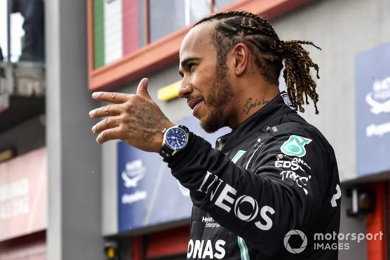 Il Pole man Lewis Hamilton, Mercedes, Viene intervistato dopo le Qualifiche