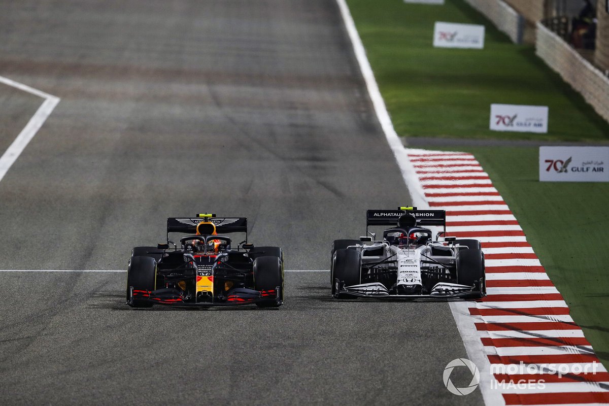 Duel Alex Albon, Red Bull Racing RB16, dengan Pierre Gasly, AlphaTauri AT01