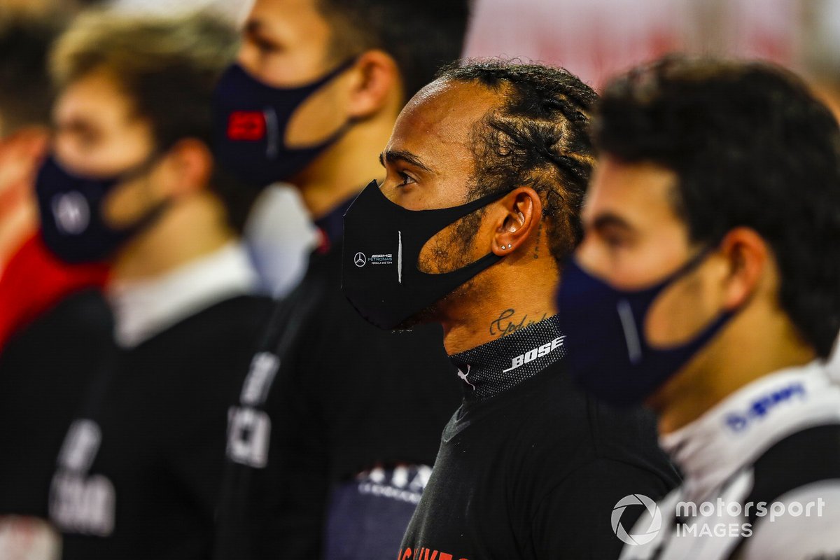 Lewis Hamilton, Mercedes-AMG F1, se pone de pie con los otros pilotos