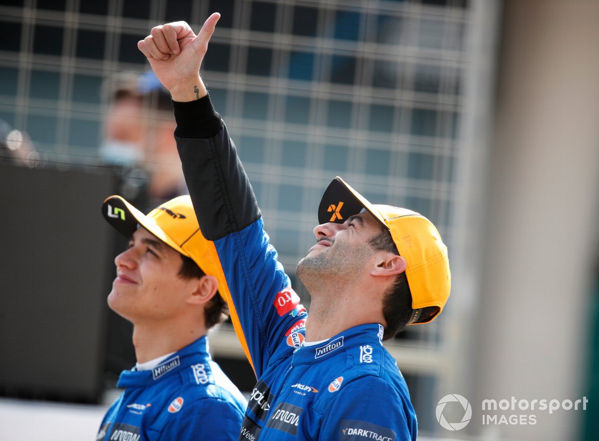 Lando Norris, McLaren MCL35M y Daniel Ricciardo, McLaren MCL35M