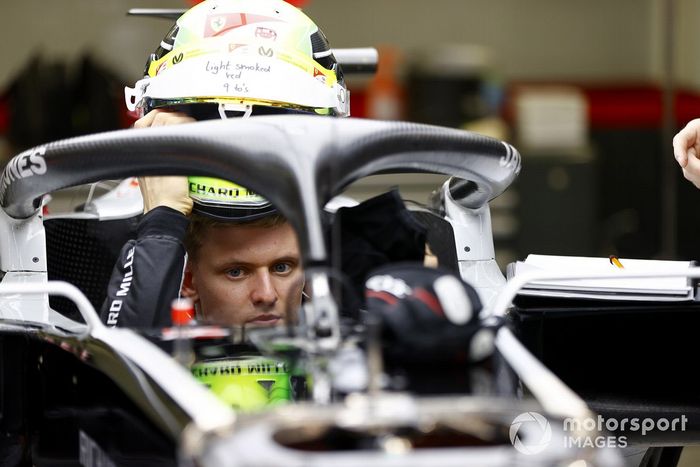 Mick Schumacher ajustando su asiento de Haas F1, Haas VF20