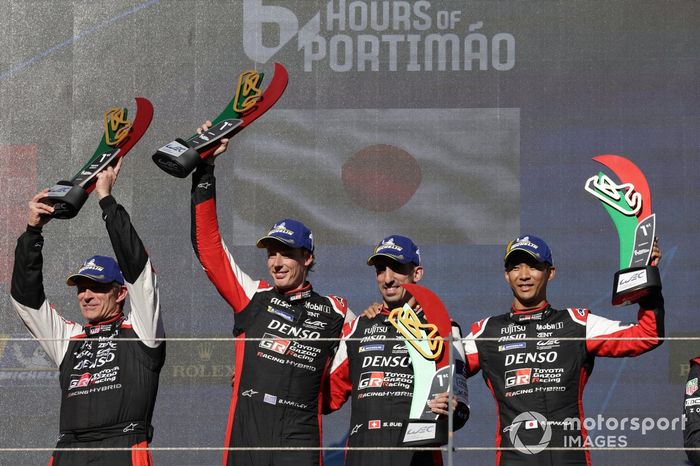 Podio: Ganador de la carrera #8 Toyota Gazoo Racing Toyota GR010 - Hybrid: Sébastien Buemi, Brendon Hartley, Ryo Hirakawa