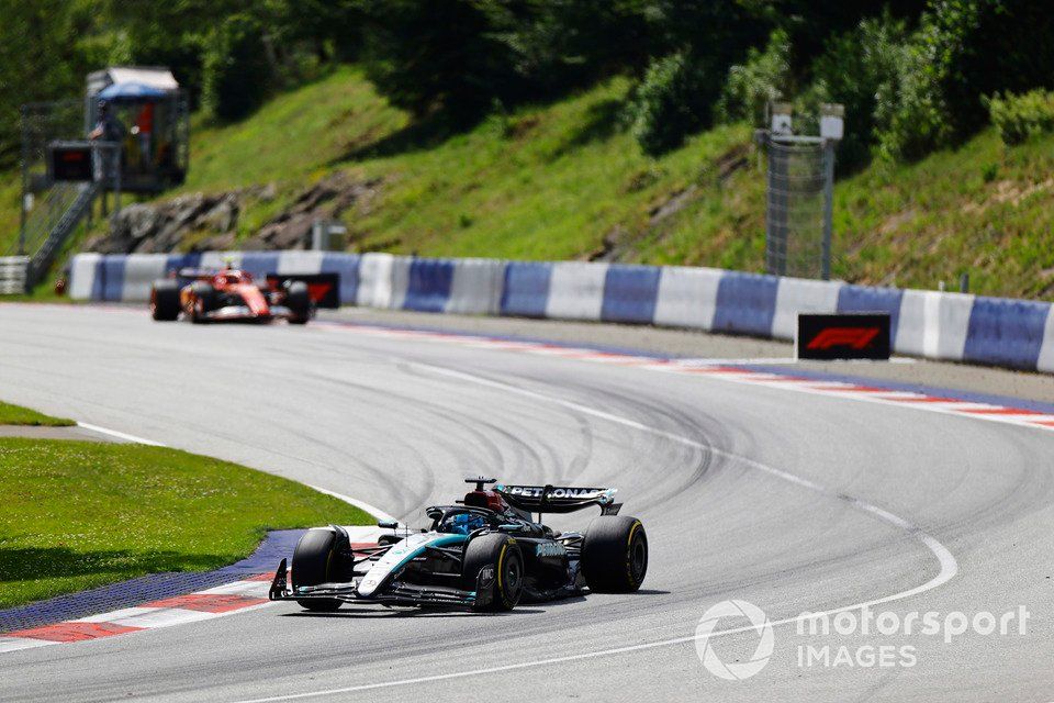 George Russell, Mercedes F1 W15, Carlos Sainz, Ferrari SF-24