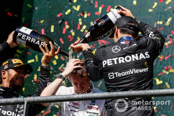 Lewis Hamilton, Mercedes-AMG F1 Team, 2ª posición, George Russell, Mercedes-AMG F1 Team, 1ª posición, vierten champán sobre el trofeo Mercedes AMG delegado