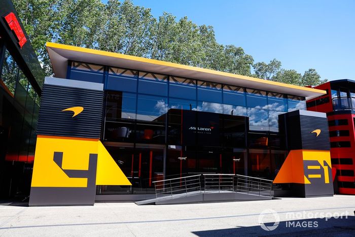 La autocaravana de hospitalidad de McLaren en el Paddock