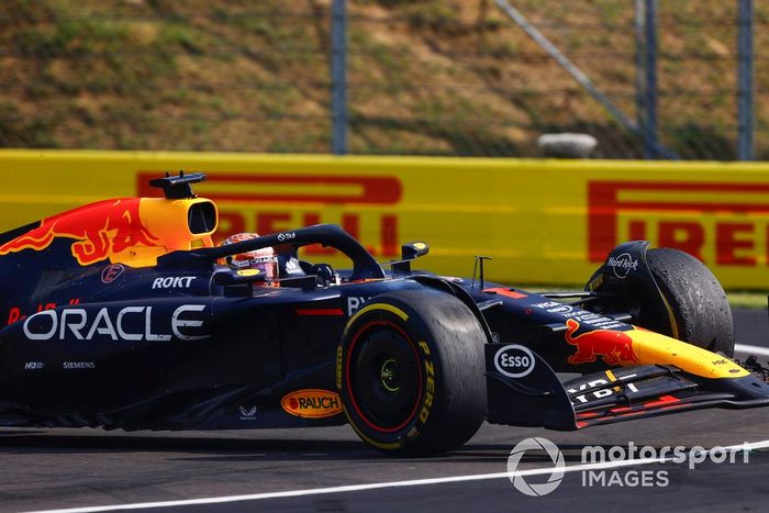 Max Verstappen, Red Bull Racing RB20, se recupera tras colisionar con Lewis Hamilton, Mercedes F1 W15.