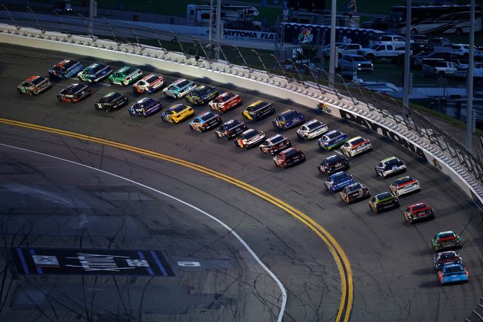 Bubba Wallace, 23XI Racing Toyota, Michael McDowell, Spire Motorsports Chevrolet