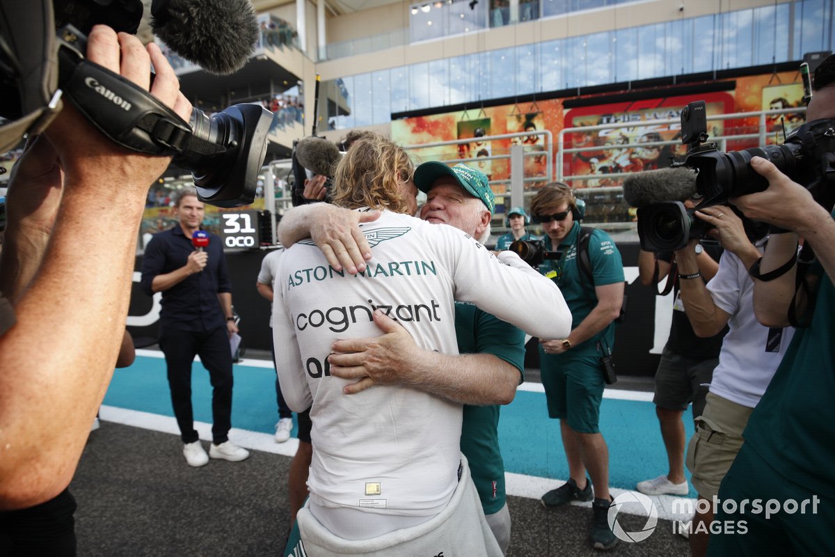 Sebastian Vettel, Aston Martin, abraza a su padre Norbert Vettel en la parrilla antes de la carrera