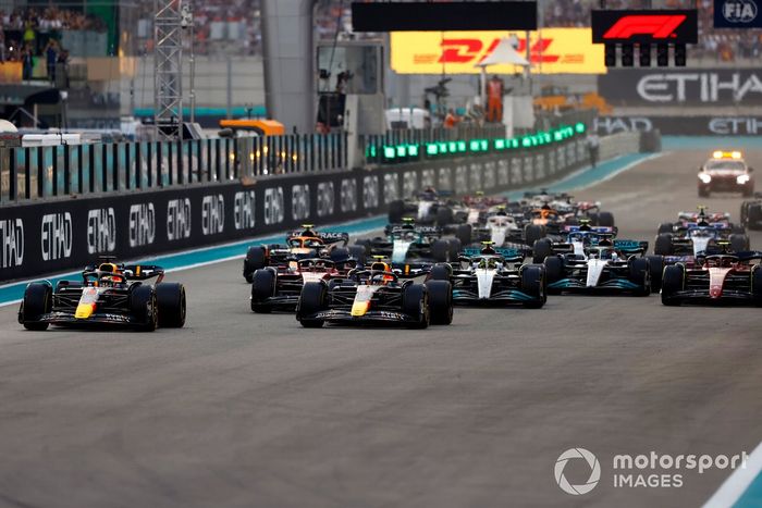 Max Verstappen, Red Bull Racing RB18, Sergio Pérez, Red Bull Racing RB18, Lewis Hamilton, Mercedes W13, Charles Leclerc, Ferrari F1-75, George Russell, Mercedes W13, Carlos Sainz, Ferrari F1-75, el resto en la salida