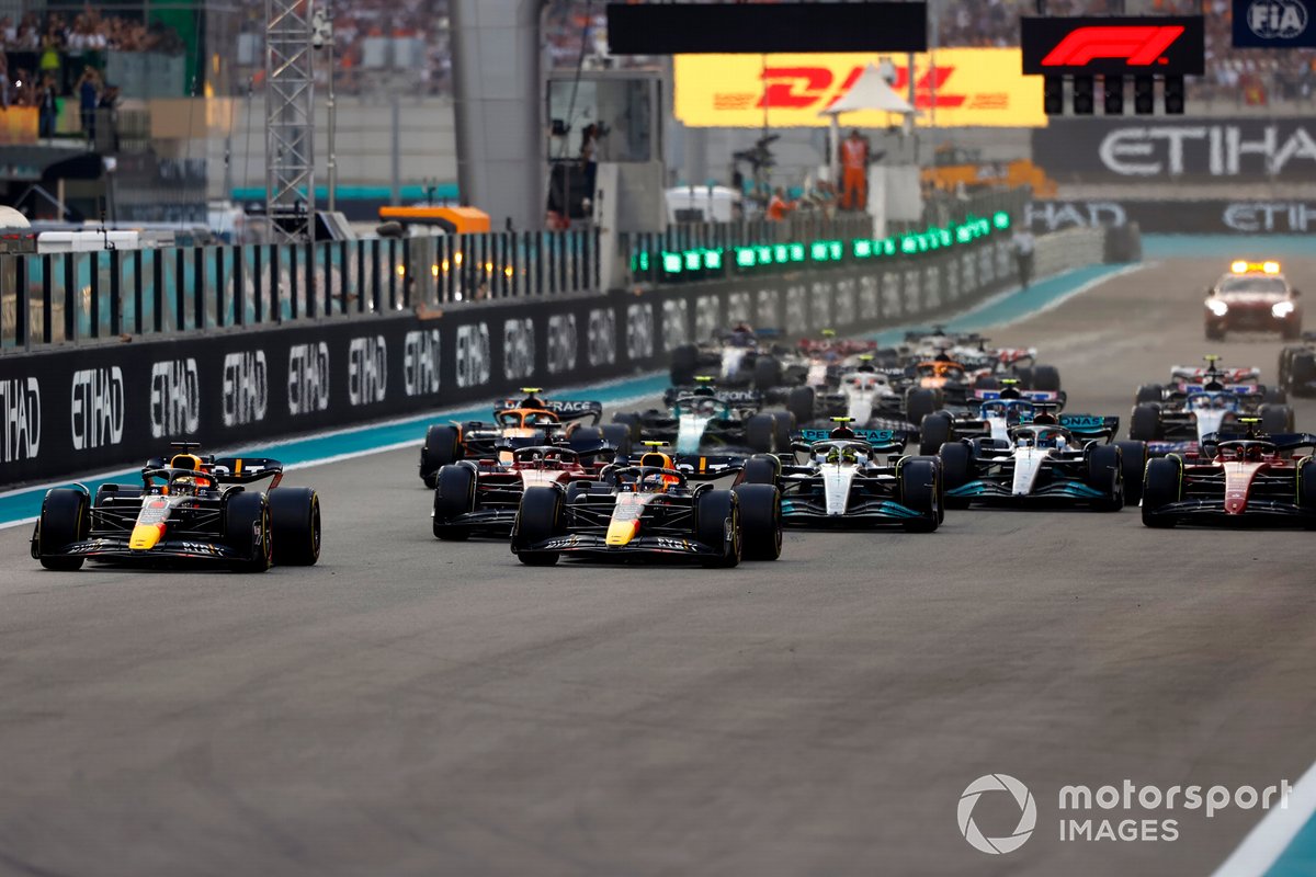 Max Verstappen, Red Bull Racing RB18, Sergio Pérez, Red Bull Racing RB18, Lewis Hamilton, Mercedes W13, Charles Leclerc, Ferrari F1-75, George Russell, Mercedes W13, Carlos Sainz, Ferrari F1-75, el resto en la salida