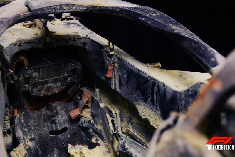 Exposition de la monoplace de Romain Grosjean après l'accident du GP de Bahreïn 2020