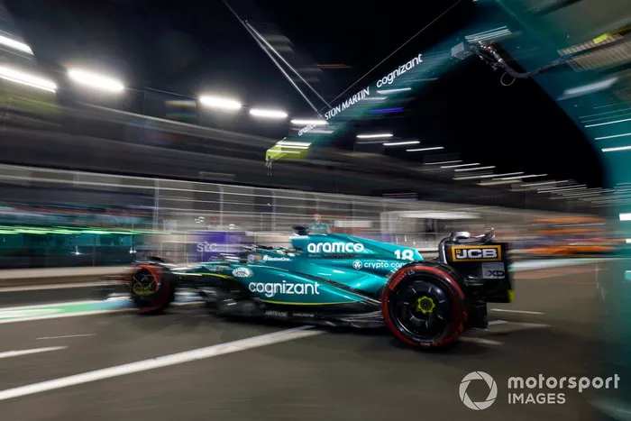 Lance Stroll, Aston Martin AMR23, sale del garaje
