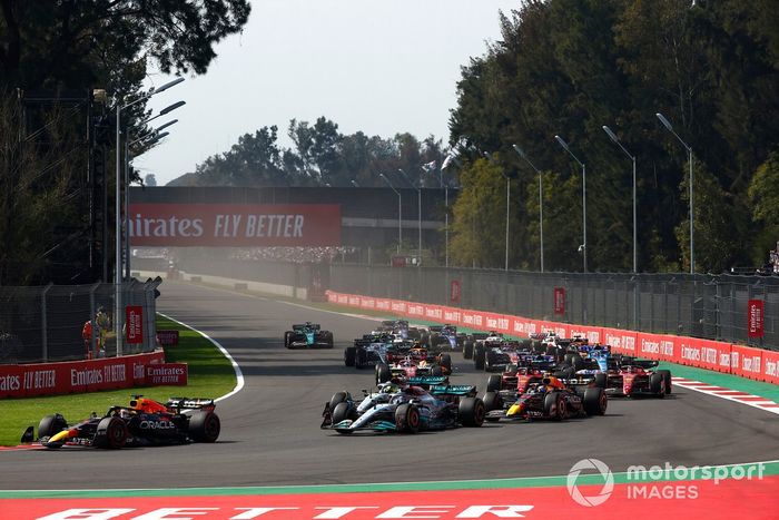 Max Verstappen, Red Bull Racing RB18, George Russell, Mercedes W13, Lewis Hamilton, Mercedes W13, Sergio Pérez, Red Bull Racing RB18, el resto al inicio