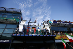 Luigi Fraboni, chef des opérations piste des unités de puissance, Ferrari, Lewis Hamilton, Mercedes AMG, deuxième, Sebastian Vettel, Ferrari, vainqueur, et Valtteri Bottas, Mercedes AMG, troisième, sur le podium
