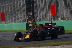 Max Verstappen, Red Bull Racing RB13, precede Esteban Ocon, Force India VJM10