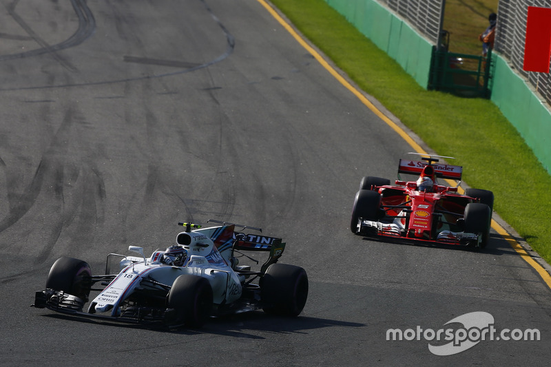 Lance Stroll, Williams FW40, precede Sebastian Vettel, Ferrari SF70H