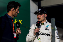 Valtteri Bottas, Mercedes AMG, entrevistado por Mark Webber en el podium