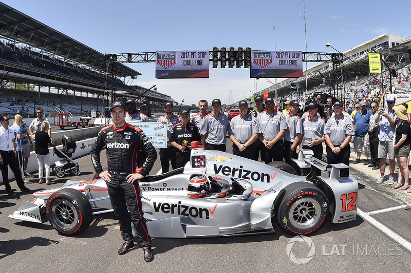 Will Power, Team Penske with crew members after winning the pit stop competition at Indy 500