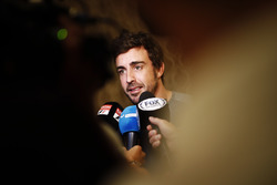 Fernando Alonso habla con los medios sobre la carrera en 2017 de las 500 millas de Indianápolis en u