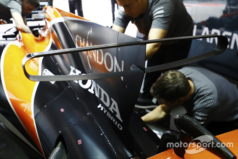 Honda engineers work on the car of Fernando Alonso, McLaren MCL32