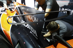 Ingegneri Honda al lavoro sulla monoposto di Fernando Alonso, McLaren MCL32