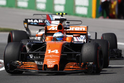 Fernando Alonso, McLaren MCL32, Lance Stroll, Williams FW40