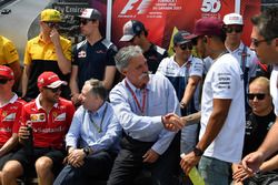 Lewis Hamilton, Mercedes AMG F1, mit Chase Carey, Formel-1-Chef