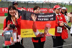 Sebastian Vettel, Ferrari fans en een spandoek