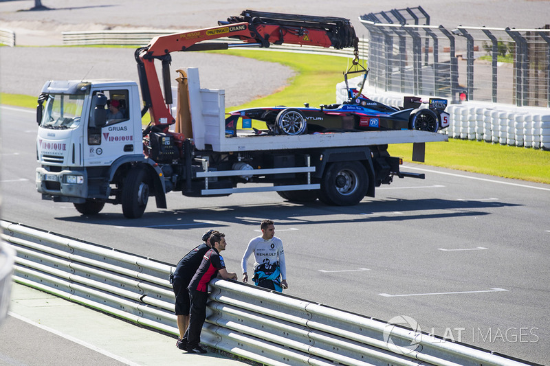 Sebastien Buemi, Renault e.Dams inspects the damage to the first chicane after James Rossiter, Ventu