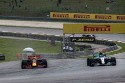 Daniel Ricciardo, Red Bull Racing RB13 e Valtteri Bottas, Mercedes-Benz F1 W08 lottano per la posizi