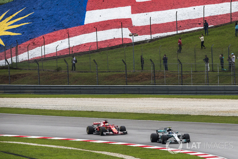 Valtteri Bottas, Mercedes-Benz F1 W08 y Sebastian Vettel, Ferrari SF70H